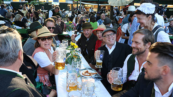 Mit vielen Teilnehmern zum Kocherlball kam Jürgen Kriner, mitihm kam die Münchenr Vorstadthochzeit und Schauspieler der BR-Serie Dahoam is dahoam (©Foto: Martin Schmitz)